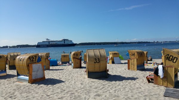 Foto: Kreuzfahrtschiffe am Strand