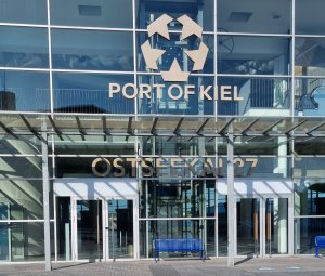 Das Kreuzfahrtterminal in Kiel am Ostseekai - Hier geht es an Bord!